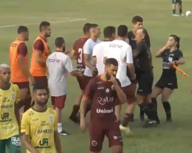 Bu kadarına da pes! Teknik direktörün kadın hakeme yaptığı ortalığı ayağa kaldırdı Bu kadarına da pes! Teknik direktörün kadın hakeme yaptığı ortalığı ayağa kaldırdı