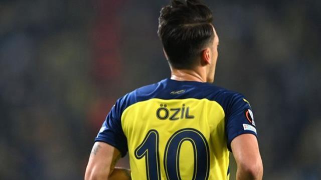 Oynamasına gerek kalmadı! Mesut Özil'in ismi kazandırmaya yetti Oynamasına gerek kalmadı! Mesut Özil'in ismi kazandırmaya yetti