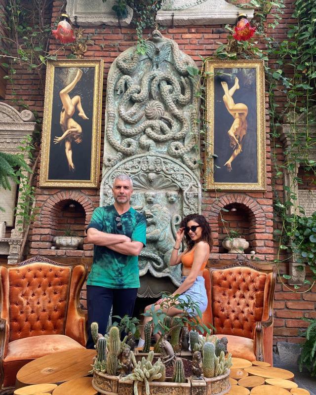 Özcan Deniz Genç Sevgilisiyle Havuz Keyfi Yaptı