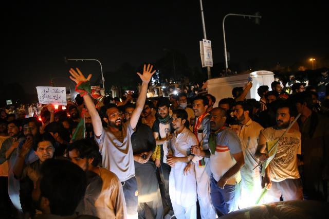 Pakistan'da eski Başbakan İmran Han'ın destekçileri meydanlarda: İthal hükümet istemiyoruz
