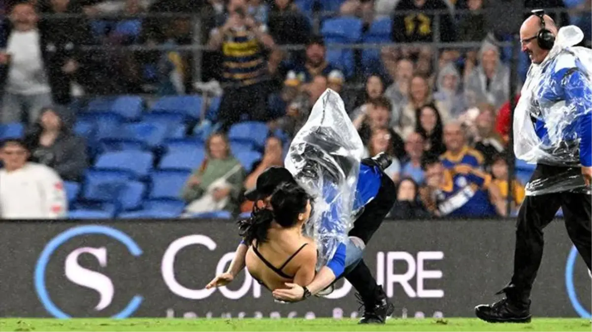 Spor camiası bu fotoğrafla çalkalanıyor! Güvenliğin, sahaya giren yarı çıplak kadına hareketi tepki topladı