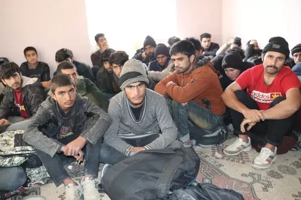 Özel harekatçıların baskın düzenlediği tek katlı evde 35 Afgan göçmen yakalandı