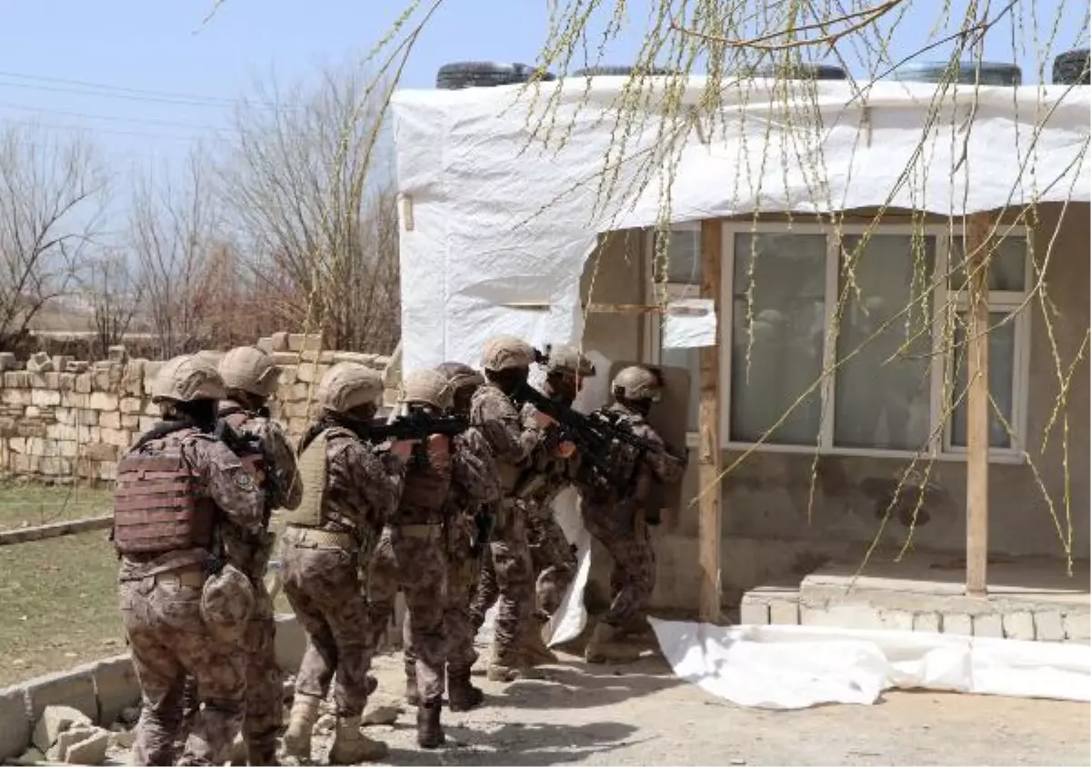 Özel harekatçıların baskın düzenlediği tek katlı evde 35 Afgan göçmen yakalandı