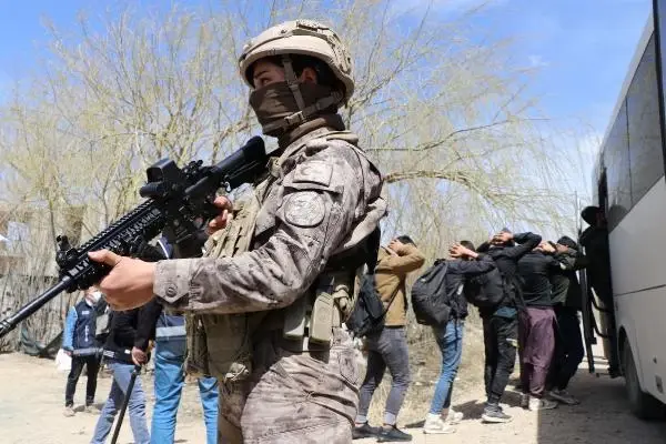 Özel harekatçıların baskın düzenlediği tek katlı evde 35 Afgan göçmen yakalandı