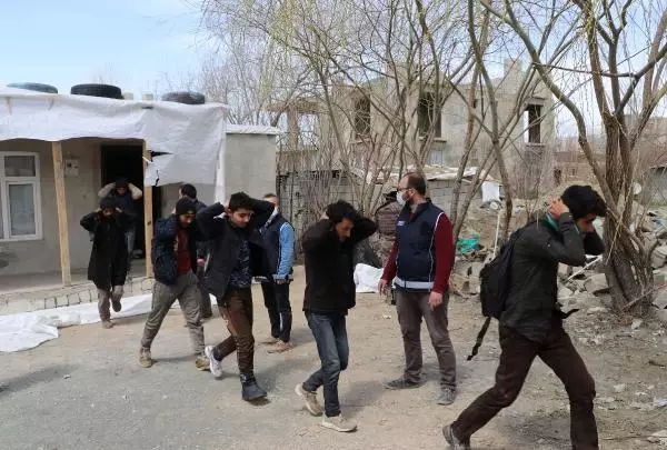 Özel harekatçıların baskın düzenlediği tek katlı evde 35 Afgan göçmen yakalandı