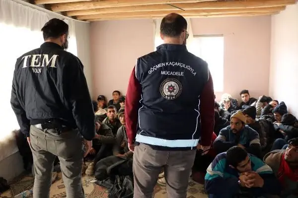 Özel harekatçıların baskın düzenlediği tek katlı evde 35 Afgan göçmen yakalandı