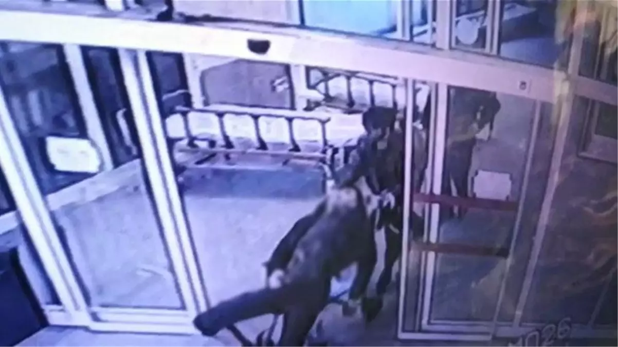 Afgan uyruklu iki genç, tartıştıkları ev arkadaşlarını öldürüp hastaneye bıraktı! Anbean kamerada