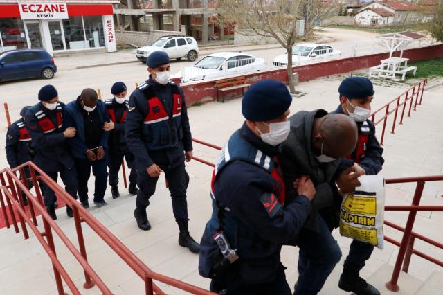 Çiftçiyi dolandıran Kamerun ve Ugandalı şüphelilerden sahte 6 milyon dolar ve 2 milyon euro çıktı