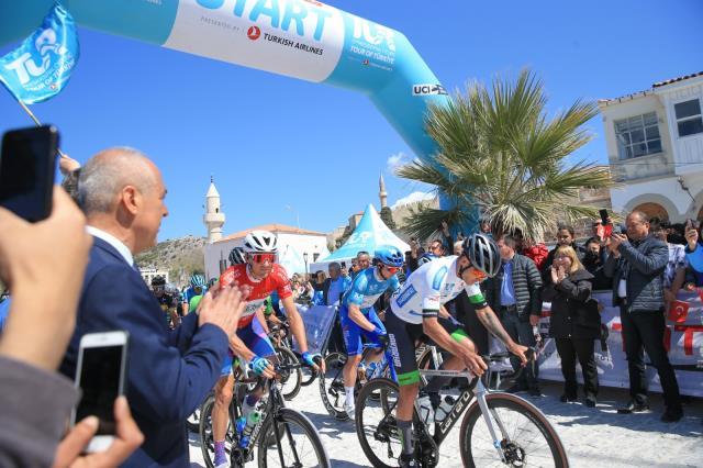 Cumhurbaşkanlığı Türkiye Bisiklet Turu'nda akılalmaz kaza! Yarışmacılar parkurdaki vatandaşa çarptı Cumhurbaşkanlığı Türkiye Bisiklet Turu'nda akılalmaz kaza! Yarışmacılar parkurdaki vatandaşa çarptı