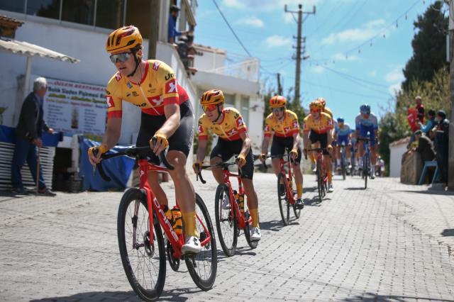 Cumhurbaşkanlığı Türkiye Bisiklet Turu'nda akılalmaz kaza! Yarışmacılar parkurdaki vatandaşa çarptı Cumhurbaşkanlığı Türkiye Bisiklet Turu'nda akılalmaz kaza! Yarışmacılar parkurdaki vatandaşa çarptı