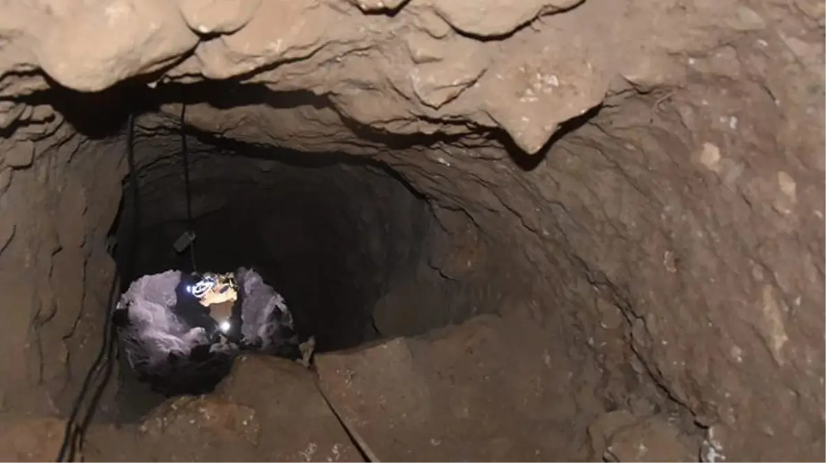 Definecileri kazı sırasında basan ekipler, çukurun derinliğini duyunca hayretler içinde kaldı