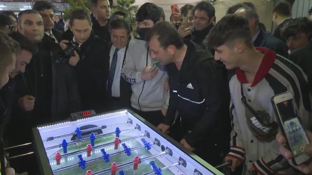 Ekrem İmamoğlu gençlerle buluşup halı saha maçı yaptı, maç sonu baklava yiyip langırt oynadı
