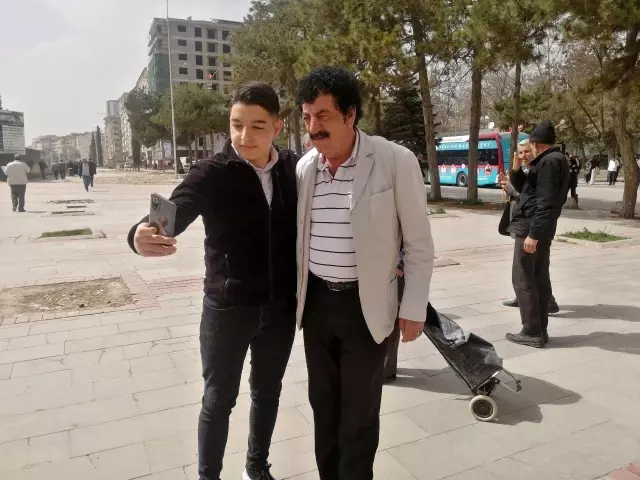 Görenleri şaşırtan benzerlik! Elazığlı Baki Çiçek, Müslüm Gürses'e benzerliğiyle görenleri şaşırtıyor.