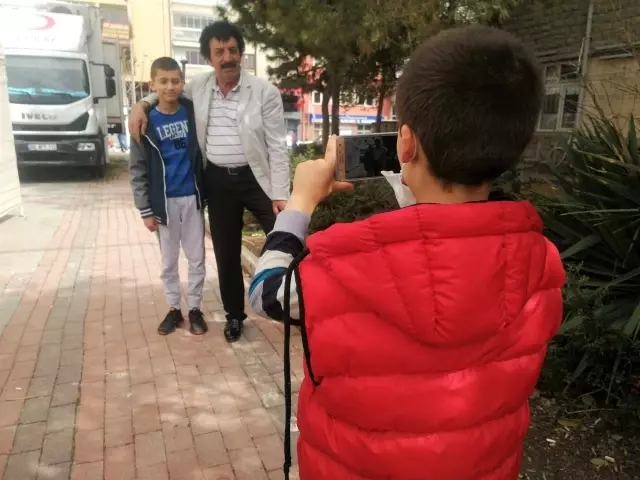 Görenleri şaşırtan benzerlik! Elazığlı Baki Çiçek, Müslüm Gürses'e benzerliğiyle görenleri şaşırtıyor.