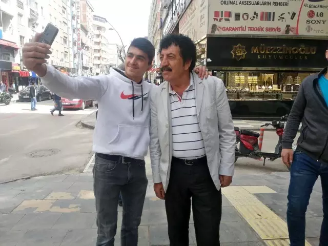 Görenleri şaşırtan benzerlik! Elazığlı Baki Çiçek, Müslüm Gürses'i andıran görüntüsüyle görenleri şaşırtıyor