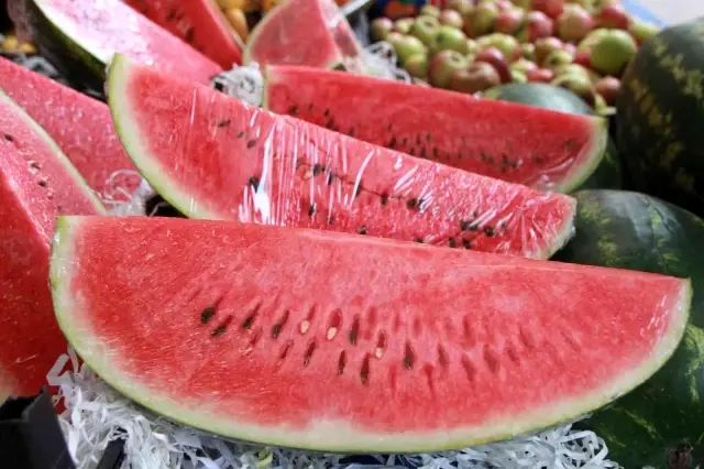 Karpuz tezgahlarda yerini almaya başladı! Fiyatı nedeniyle dilimle satılıyor