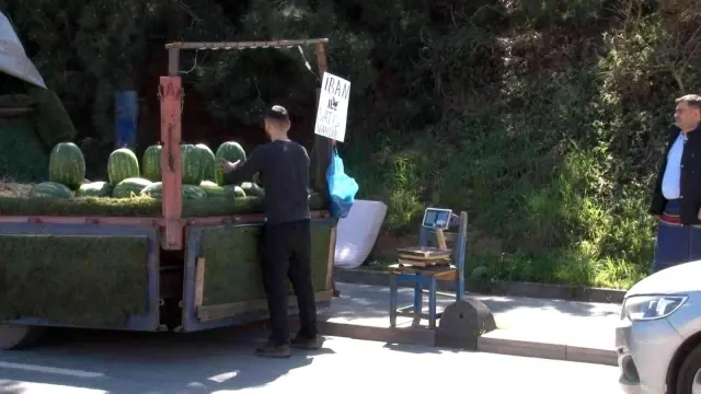 Teknoloji hayatın her alanında! Seyyar satıcılardan İBAN'lı karpuz satışı Teknoloji hayatın her alanında! Seyyar satıcılardan İBAN'lı karpuz satışı
