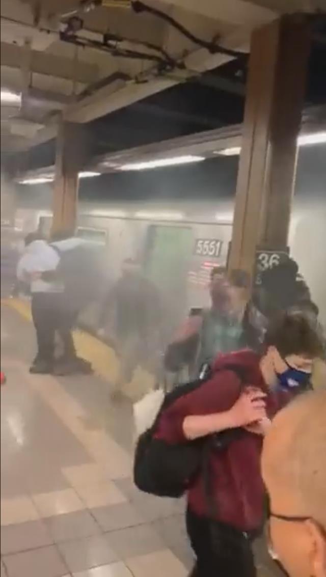NEW YORK METRO SALDIRISI! (VİDEO) ABD'de saldırı: ABD New York metrosunda silahlı saldırı! ÇOK SAYIDA YARALI VAR!