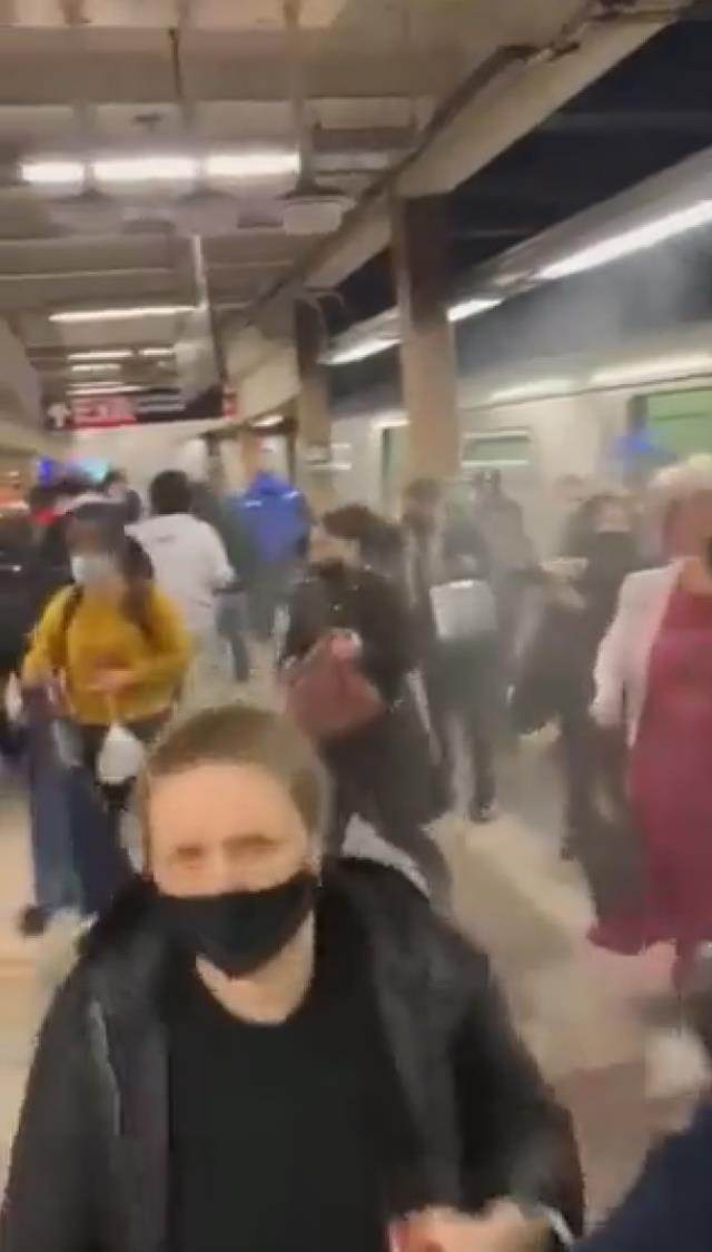 NEW YORK METRO SALDIRISI! (VİDEO) ABD'de saldırı: ABD New York metrosunda silahlı saldırı! ÇOK SAYIDA YARALI VAR!