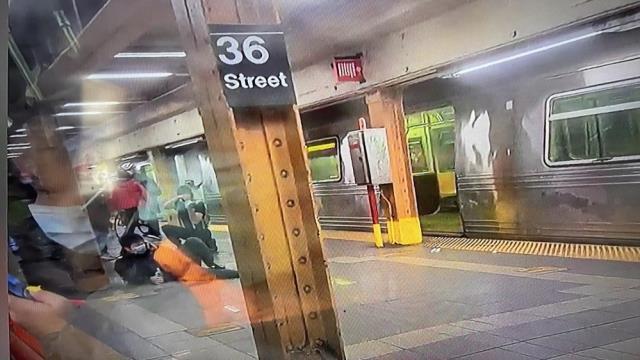 NEW YORK METRO SALDIRISI! (VİDEO) Son Dakika: ABD New York metrosunda silahlı saldırı! ÇOK SAYIDA YARALI VAR!