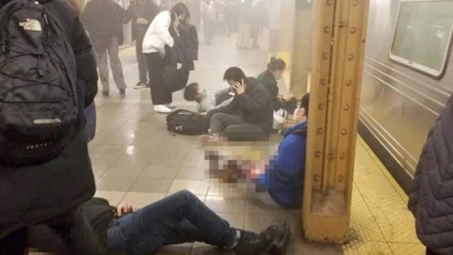 New York'taki kanlı silahlı saldırı sonrası metro istasyonundan ilk görüntüler