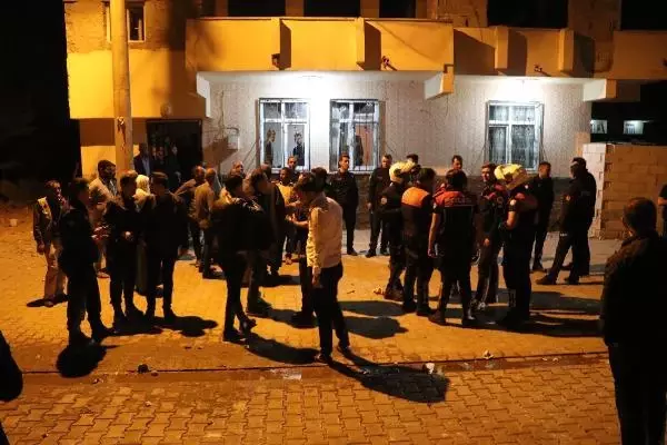 Çocukların kavgası, ailelerin katılımıyla meydan muharebesine döndü: 14 yaralı, 4 gözaltı Çocukların kavgası, ailelerin katılımıyla meydan muharebesine döndü: 14 yaralı, 4 gözaltı
