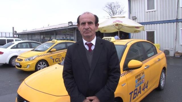 Taksi şoförü, merdiven çıkmakta zorlanan yaşlı kadını sırtına alıp taşıdı Taksi şoförü, merdiven çıkmakta zorlanan yaşlı kadını sırtına alıp taşıdı