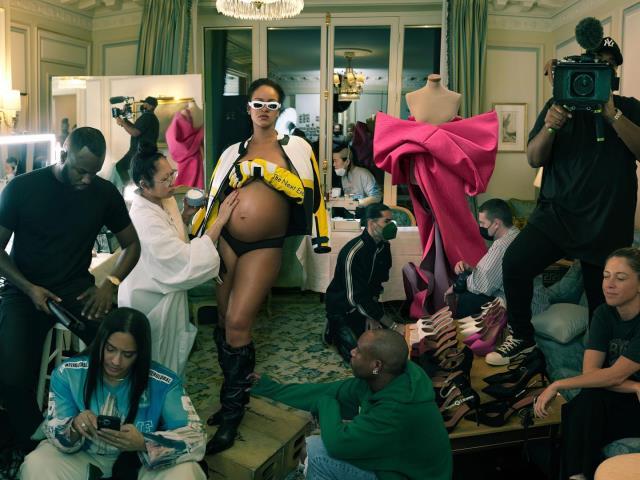 Karnı burnunda hamile Rihanna, iç çamaşırsız pozlar verdi