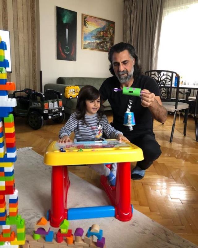 Kenan Çoban'ın oğluyla fotoğrafını görenler 'Çocuk direkt Abdülhey olarak doğmuş' yorumları yapıyor Kenan Çoban'ın oğluyla fotoğrafını görenler 'Çocuk direkt Abdülhey olarak doğmuş' yorumları yapıyor