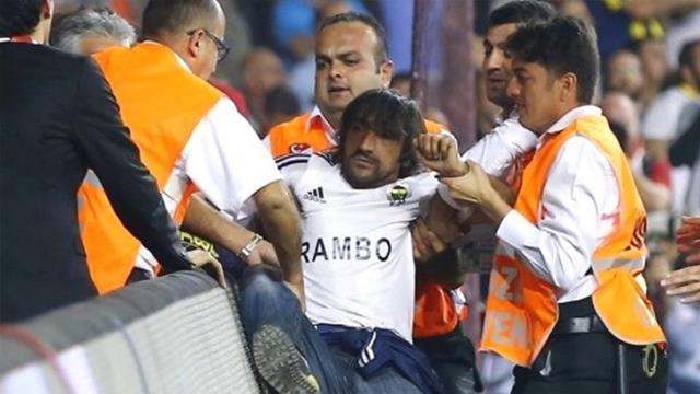 Mecidiyeköy'de otelin çatısına çıkan Fenerbahçeli amigo pes dedirtti! Bir hiç uğruna canını tehlikeye attı