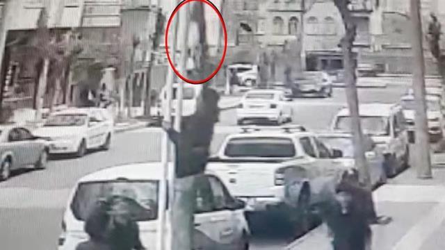 Polis, direkten Türk bayrağını alan gencin peşine düştü! Yıkayıp astıklarını görünce aynısından hediye ettiler