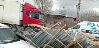 Van'da kuvvetli rüzgar iş yerlerinin çatısını uçurdu