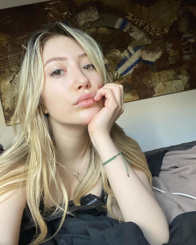 'Yaz kızıyım' diyen Yasmin Erbil, bikinili pozunu paylaştı