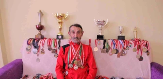77 yaşındaki Murat Altun'un spor azmi, bir oda dolusu madalyası var