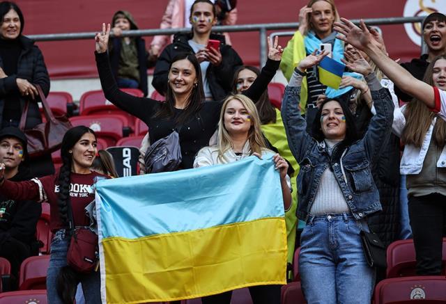 Barış için maç yaptılar! Galatasaray kaybetti, dostluk kazandı Barış için maç yaptılar! Galatasaray kaybetti, dostluk kazandı
