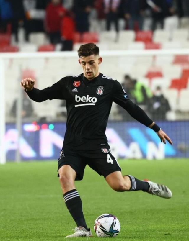 Beşiktaş'ın İspanyol futbolcusu Montero trafik kazası geçirdi Beşiktaş'ın İspanyol futbolcusu Montero trafik kazası geçirdi