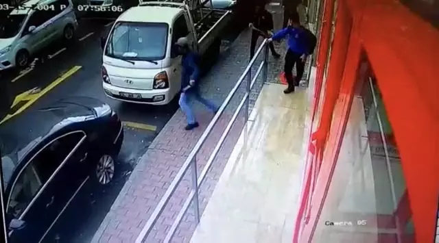 Arkasından sinsice yaklaşan husumetlisini gafil avlandı! Talihsiz adama bıçaklı saldırı anbean kamerada Arkasından sinsice yaklaşan husumetlisini gafil avlandı! Talihsiz adama bıçaklı saldırı anbean kamerada