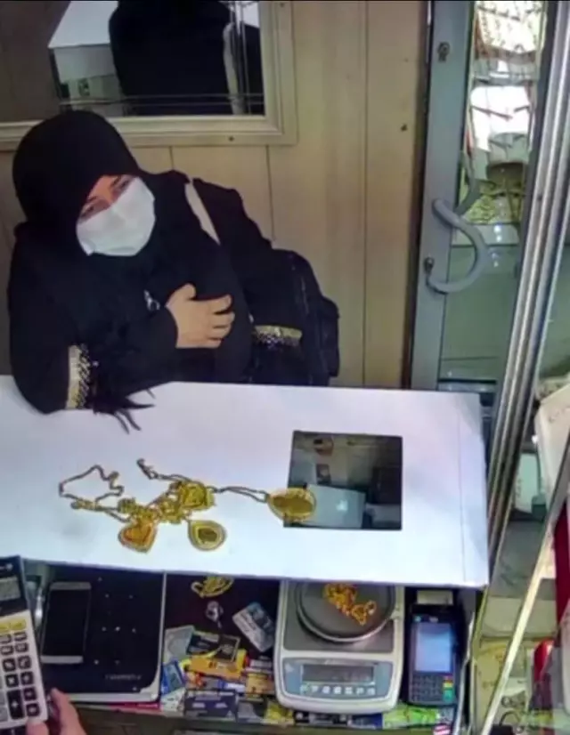 Çaldığı kolyenin ağırlığını beğenmeyince