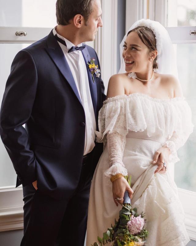 Sahnede eğlenceli anla! Oyuncu Serkan Keskin, 4 aylık hamile Demet Evgar'ın karnını öptü