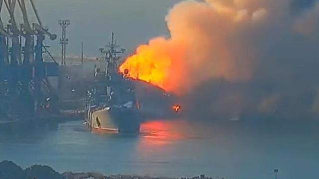 Son Dakika! Rusya: Taşıdığı mühimmatın patlaması sonucu gövdesinde ağır hasar oluşan Moskova kruvazörü fırtınalı deniz koşullarında battı Son Dakika! Rusya: Taşıdığı mühimmatın patlaması sonucu gövdesinde ağır hasar oluşan Moskova kruvazörü fırtınalı deniz koşullarında battı