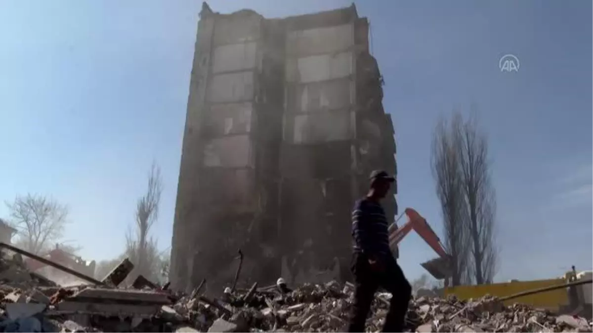 Borodyanka'da enkazdan hala ceset çıkarılıyor