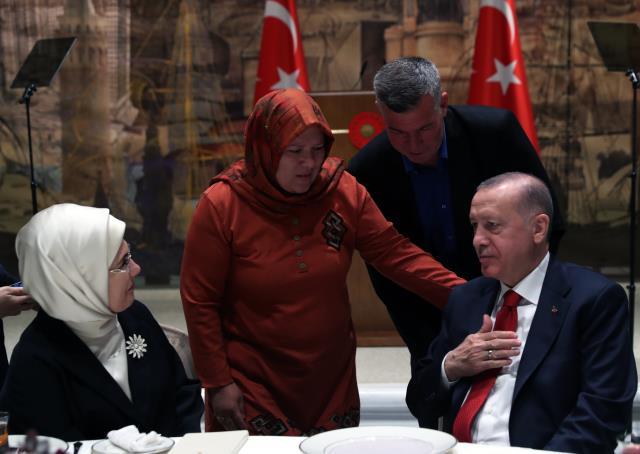 Cumhurbaşkanı Erdoğan ve eşi Emine Erdoğan şiddet mağduru kadınlarla iftar yemeğinde buluştu! Bir kare yürek parçaladı
