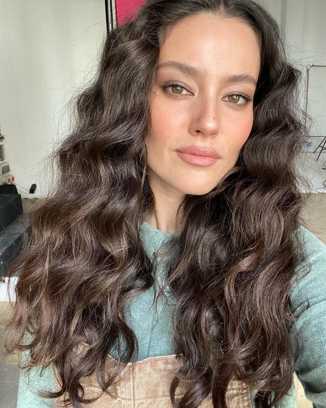 Fahriye Evcen kıvırcık saçlı fotoğraflarını paylaştı, her gören Pelin Akil zannetti Fahriye Evcen kıvırcık saçlı fotoğraflarını paylaştı, her gören Pelin Akil zannetti