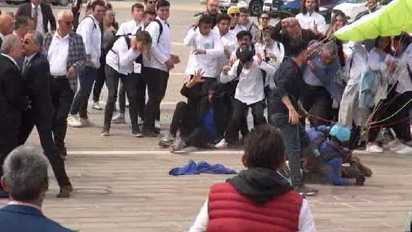 Gösteri atlayışında yamaç paraşütçü protokolün üzerine indi