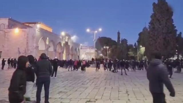 İsrail polisi Mescid-i Aksa'ya baskın düzenledi