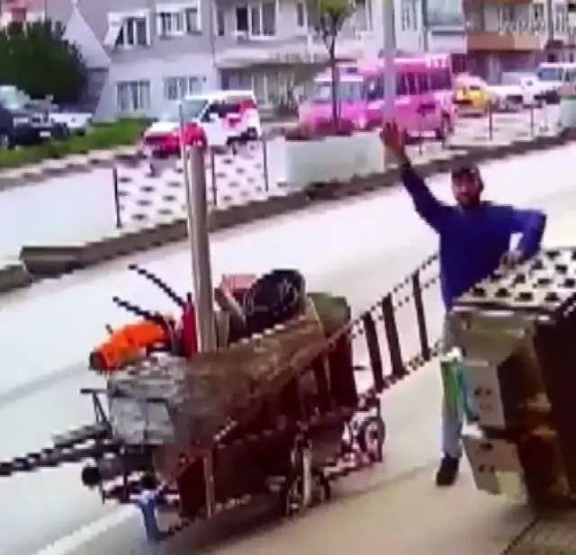 Kokoreççi dükkanını soyup bir de güvenlik kameralarına el sallayan hırsızın sonu hapis oldu