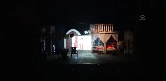 Karabük'te 'Tarla Kuşuydu Juliet' oyunu sahnelendi