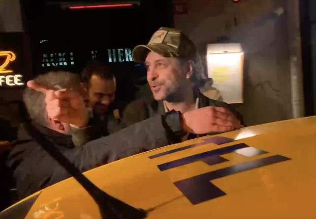 Nejat İşler yine alkolün dozunu kaçırdı! Önce yere düştü sonra kameramanlara el hareketi çekti Nejat İşler yine alkolün dozunu kaçırdı! Önce yere düştü sonra kameramanlara el hareketi çekti