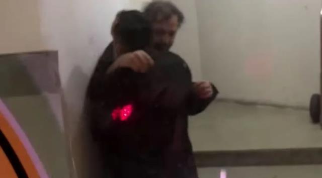 Nejat İşler yine alkolün dozunu kaçırdı! Önce yere düştü sonra kameramanlara el hareketi çekti Nejat İşler yine alkolün dozunu kaçırdı! Önce yere düştü sonra kameramanlara el hareketi çekti