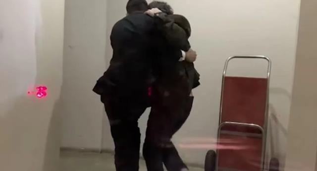 Nejat İşler yine alkolün dozunu kaçırdı! Önce yere düştü sonra kameramanlara el hareketi çekti Nejat İşler yine alkolün dozunu kaçırdı! Önce yere düştü sonra kameramanlara el hareketi çekti